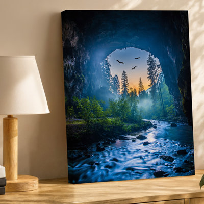 Toile, "Serene Cave intérieur au crépuscule", art mural sur une rivière tranquille qui coule à travers le premier plan