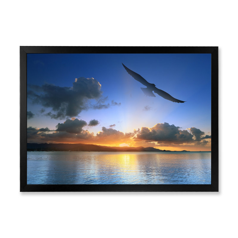 Silhouette de mouette volant au coucher du soleil - reproduction sur toile, Cadre d'angle fermé noir