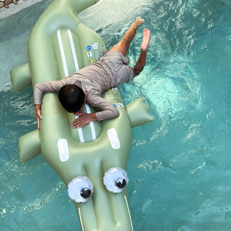 Sunnylife: Flotteur pour enfant allongé - kaki Cookie The Croc - chaise longue gonflable, animal crocodile