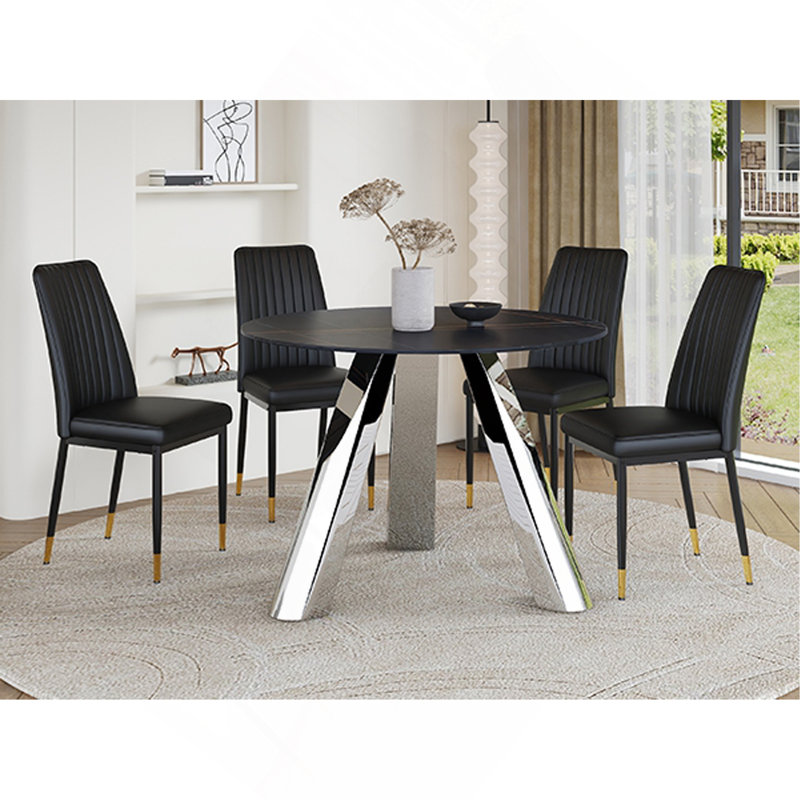 Une table de salle à manger ronde de 42 pouces avec une base en fonte et des pieds en acier inoxydable, jumelée à quatre chaises de salle à manger rayées