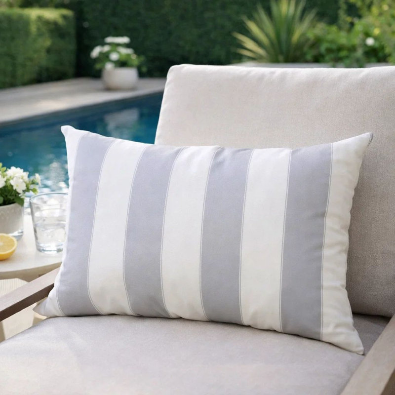 Coussin extérieur Keo, larges rayures horizontales argentées et blanches, 14 x 20, Argenté / blanc