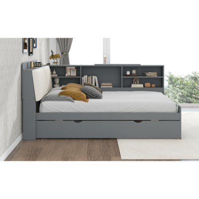 Lit plateforme en bois avec lit gigogne, tablettes et tête de lit en bois