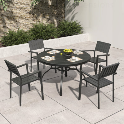 Ensemble de salle à manger d'extérieur 5 pièces avec table à lattes ronde en grain de bois, trou pour parasol et 4 chaises empilables en métal, antirouille et facile à assembler