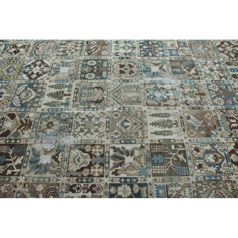 Élégant tapis turc de style rétro avec des motifs géométriques complexes dans des tons terreux pour une décoration intérieure élégante