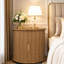 Table de chevet cylindrique de style Mid-Century avec station de recharge-353148518