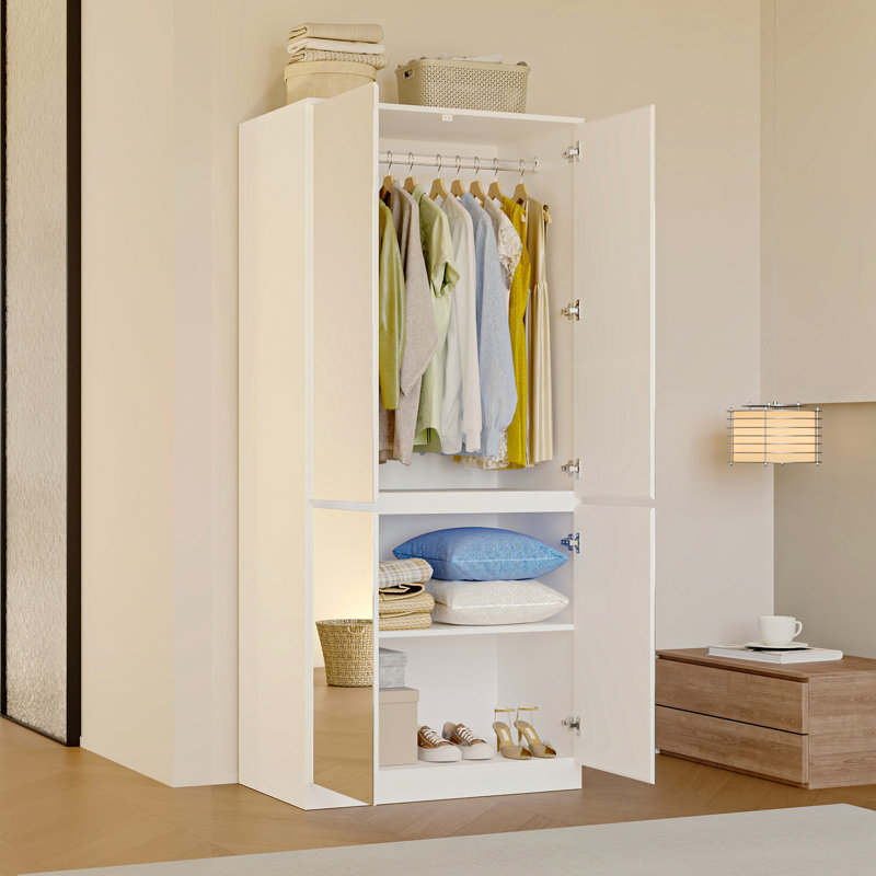 Armoire moderne avec panneaux de porte en miroir