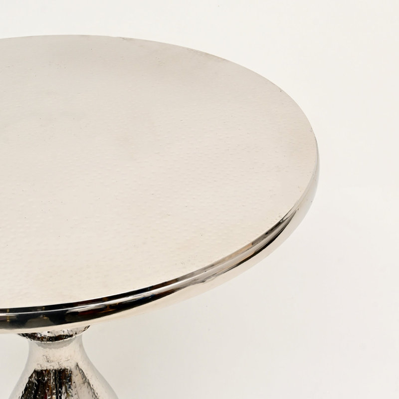 Table d'appoint | Table d'appoint décorative | Table de bout en aluminium martelé au fini nickel avec plateau en verre | 20 x 20 x 25,5 po | Table d'appoint unique pour le salon