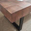 Table basse rustique en bois fabriqué à la main de style industriel avec une surface de style parquet et un design fonctionnel spacieux