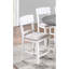Dossier moderne de couleur blanche avec 2 chaises hautes pour salle à manger et tissu de soutien-699155387