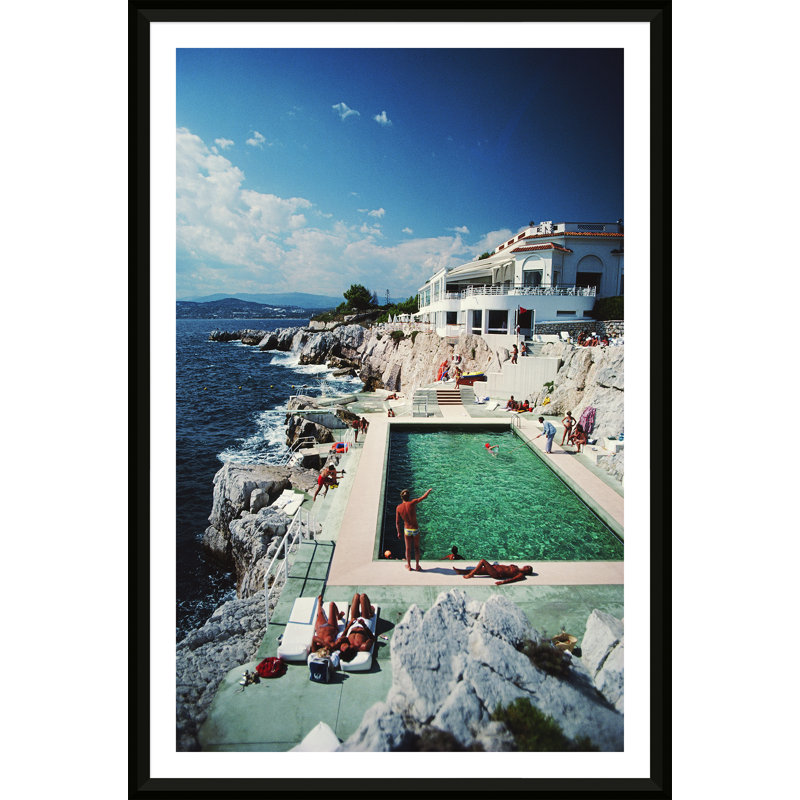 Hotel Du Cap Eden-Roc par Slim Aarons - Photographie de cadre unique, Noir, H 31,75 po x l 42,75 po x P 2,125 po
