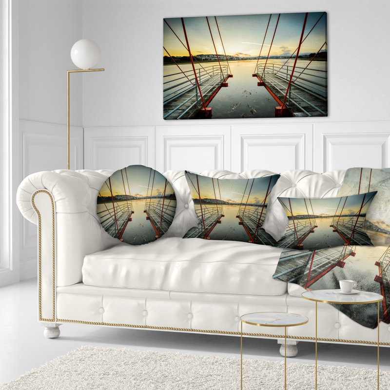 Les piliers en bois pour les bateaux de l’espagne, un coussin lombaire photo de mer
