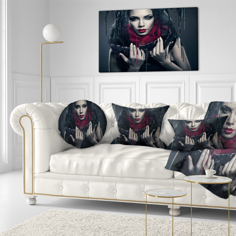 Femme passionnée en noir - Coussin décoratif à imprimé portrait