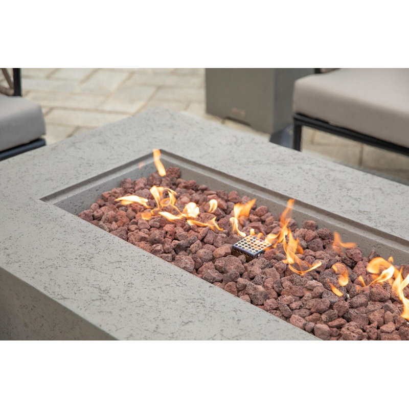 Table de foyer d'extérieur en travertin H 17 po x L 60 po Madison - comprend des pierres de lave et une housse, Gris clair