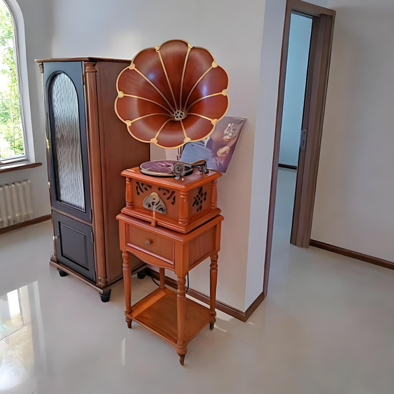 Retro turntable with Bluetooth connectivity