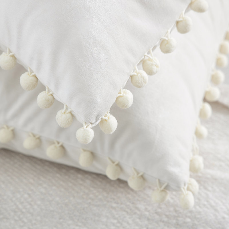Coussin Silky Velvet Series Pom-poms, Carré 18 po, Blanc cassé, Housse de coussin et insert