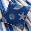 Courtepointe 6 pièces avec aquarelle bleue. Double / grand. Microfibre douce pour une nuit agréable. Utilisation toute l'année. Livré avec courtepointe, taies décoratives et coussins imprimés - double / grand. Rayure tranquille. Sensation délicieuse.-121318471-121318472