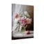 Arrangement floral de plantes et de fleurs dans un vase en verre avec des roses roses