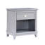 Table de chevet grise classique avec tiroir de rangement et tablette inférieure, poignées en nickel poli, prête à être utilisée dans la chambre à coucher, 1 pièce sans assemblage, H 26 po-995660607