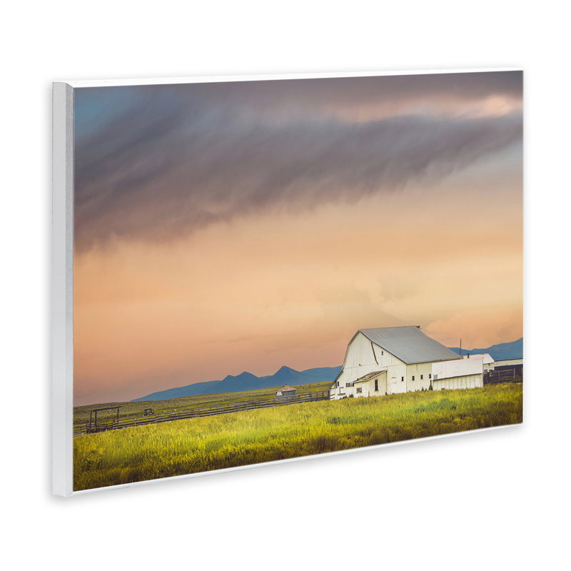 Plaque murale vintage grange blanche au lever du soleil, design par Annie Bailey Art, H 13 po x l 19 po