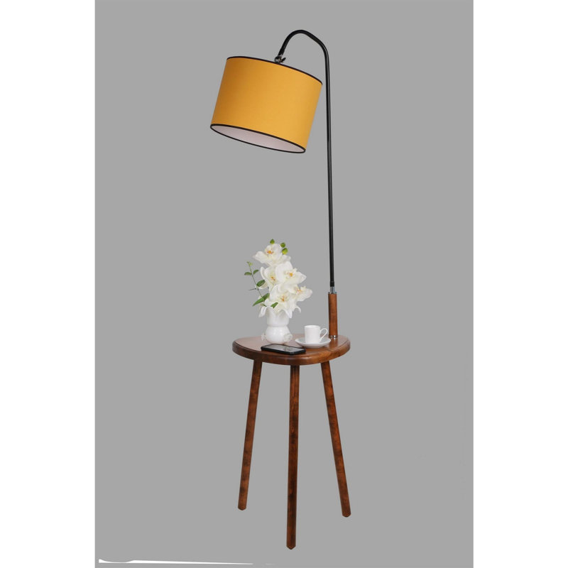 Lampe sur pied élégante avec table en bois, finition noyer et moutarde, de 63,0 pouces de hauteur Luro | Corps en métal, table 15,4 x 15,4 pouces, interrupteur marche / arrêt | Douille Max E27 de 60 W, parfaite pour le décor de salon et de chambre à coucher, design moderne