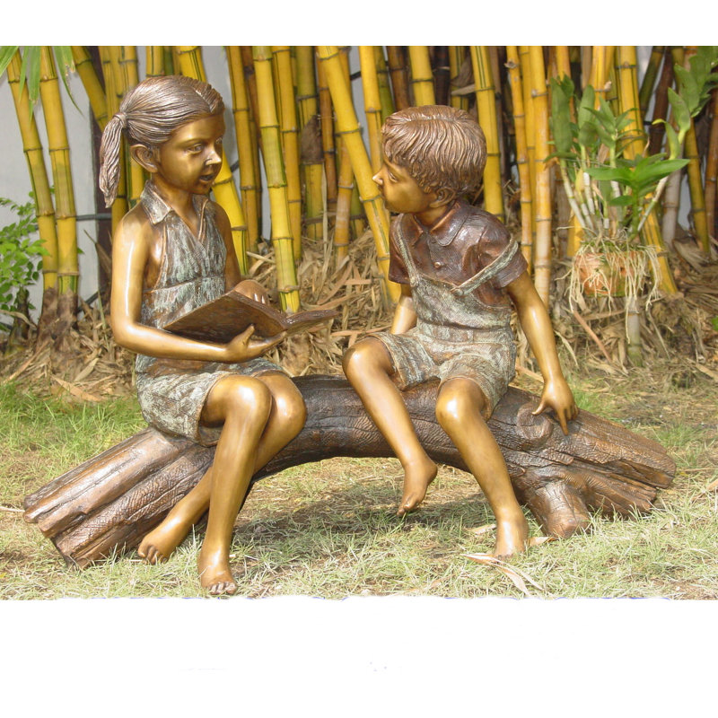 Frère et soeur lisant