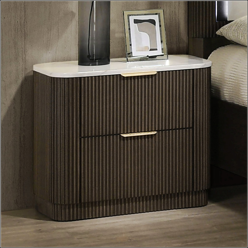 Table de chevet contemporaine en noyer foncé avec plateau en marbre et glissières en métal pour un rangement élégant dans la chambre à coucher
