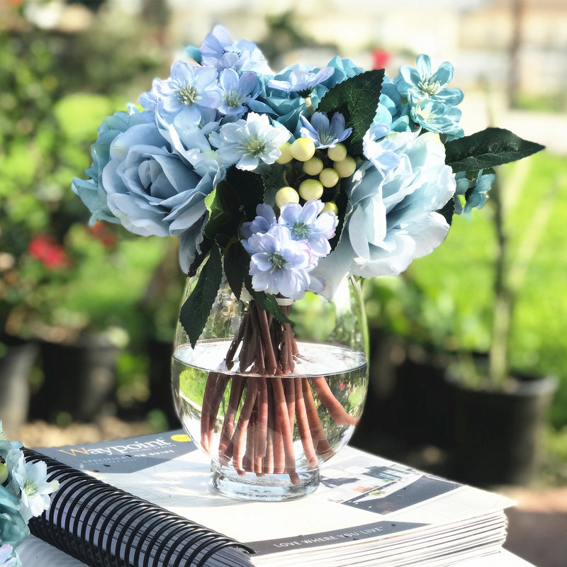 Arrangement floral de roses artificielles et d'hortensias dans un vase, Bleu ciel