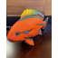 Statue de poisson rouge à rayures