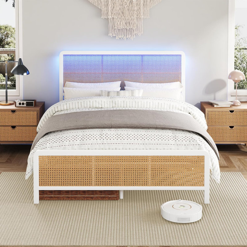 Structure de lit plateforme pleine grandeur, tête de lit en rotin avec lumière DEL, support à lattes en acier, lit de chambre à coucher de style bohème moderne, blanc