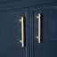 Élégante armoire de salle de bain bleue avec beaucoup de rangement, pour organiser et rehausser le décor de votre salle de bain.-2060294099