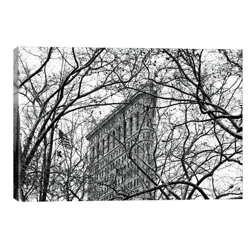«Veiled Flatiron Building in B&W» par Erin Clark - reproduction de photo, H 32 po x l 48 po x P 1,5 po, Toile tendue