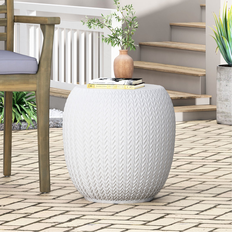 Charmante table de patio légère en béton avec un motif tressé original sur un côté blanc antique, idéale pour l'extérieur et d'une élégance raffinée.