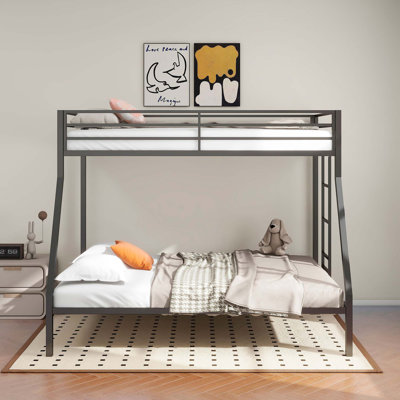 Lit superposé simple au-dessus d'un lit double en métal avec échelle intégrée
