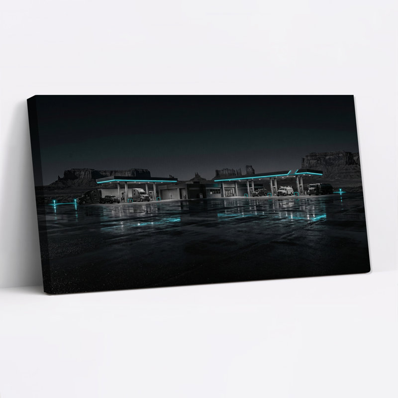 Tableau sur toile représentant une station-service du désert avec des néons turquoise, 46“W x 24”H