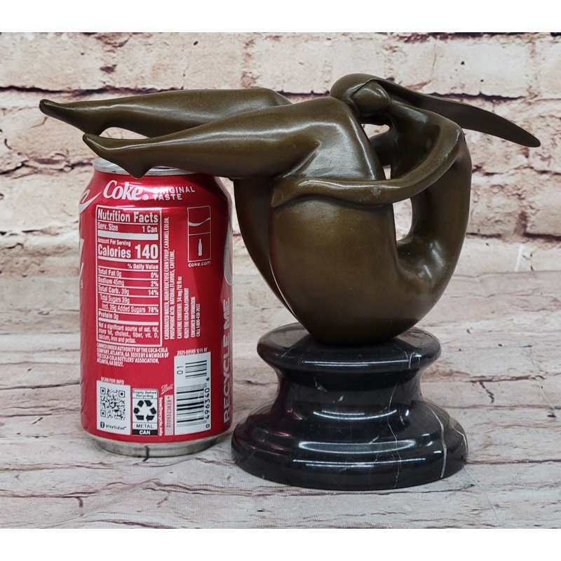 Sculpture figurative féminine en bronze sur base de marbre par Mario Nick