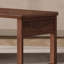 Bureau moderne en bois de noyer noir avec tiroirs-320808987