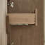 Meuble-lavabo en bois massif avec comptoir en marbre d'ingénierie blanc, finition café clair autoportant pour les maisons modernes