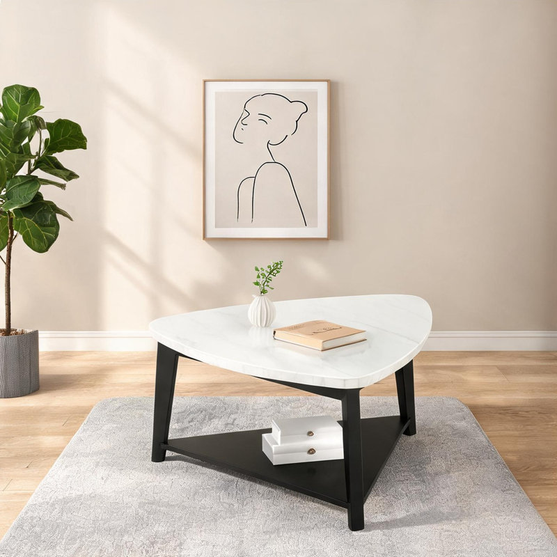Table basse avec tablette de rangement - Conception triangulaire compacte en marbre blanc et noir de jais, idéale pour les petits salons