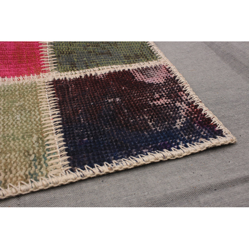 Tapis unique en laine noué à la main rouge / jaune / bleu 4 pi 9 po x 7 pi 2 po années 2010 Arayah