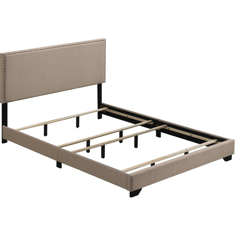 Grand lit à panneau beige avec garniture cloutée - Revêtement pour chambre confortable