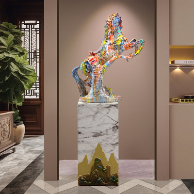 Sculpture de sol décorative moderne et colorée en résine représentant un cheval cabré, 129 cm de hauteur.