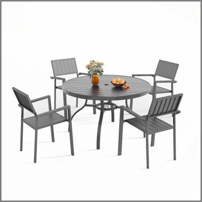 Ensemble de salle à manger d'extérieur 5 pièces 5 pièces, table ronde à lattes en grain de bois 47 po avec trou pour parasol + 4 chaises empilables en métal (capacité de 350 lb), conception antirouille et respirante, assemblage en 30 minutes, patio, jardin, balcon