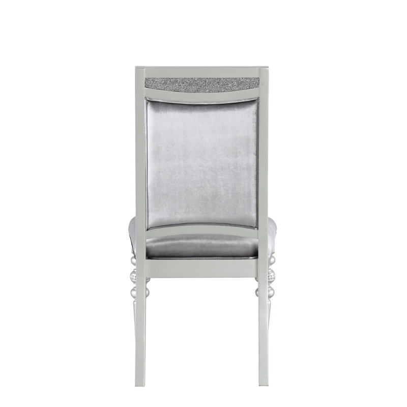 Chaise d'appoint en tissu et platine 2 pièces - siège fixe avec capacité de 220 lb, profondeur de 20 po, hauteur de 19 po. Délicats incrustations de strass rectangulaires brillants. Coussin de dossier confortable. Tablier en bois tourné