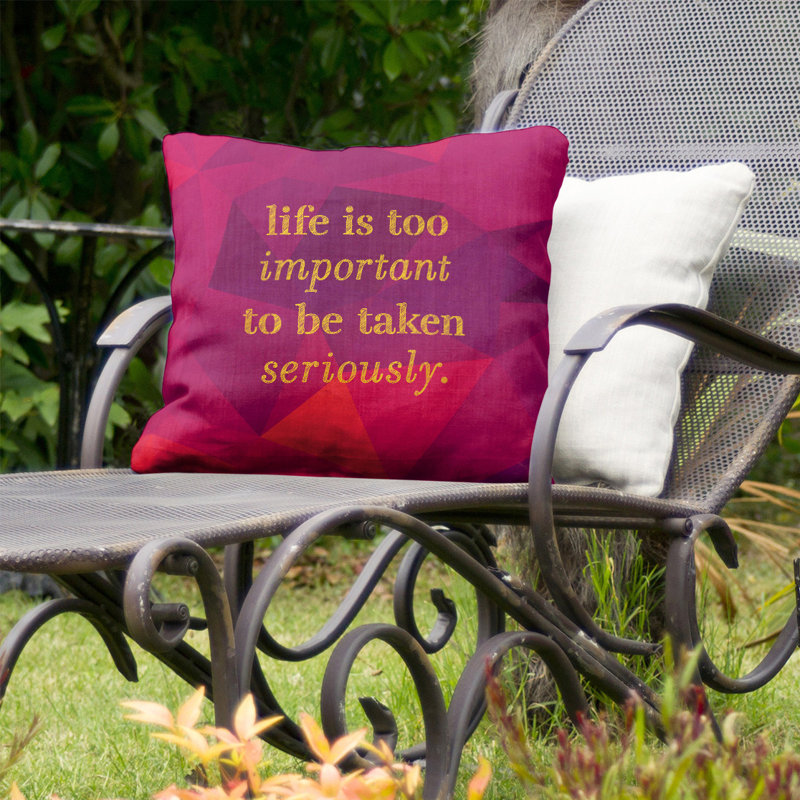 Coussin décoratif intérieur / extérieur Life and Levity, 16 po x 1 po, Rubellite / or