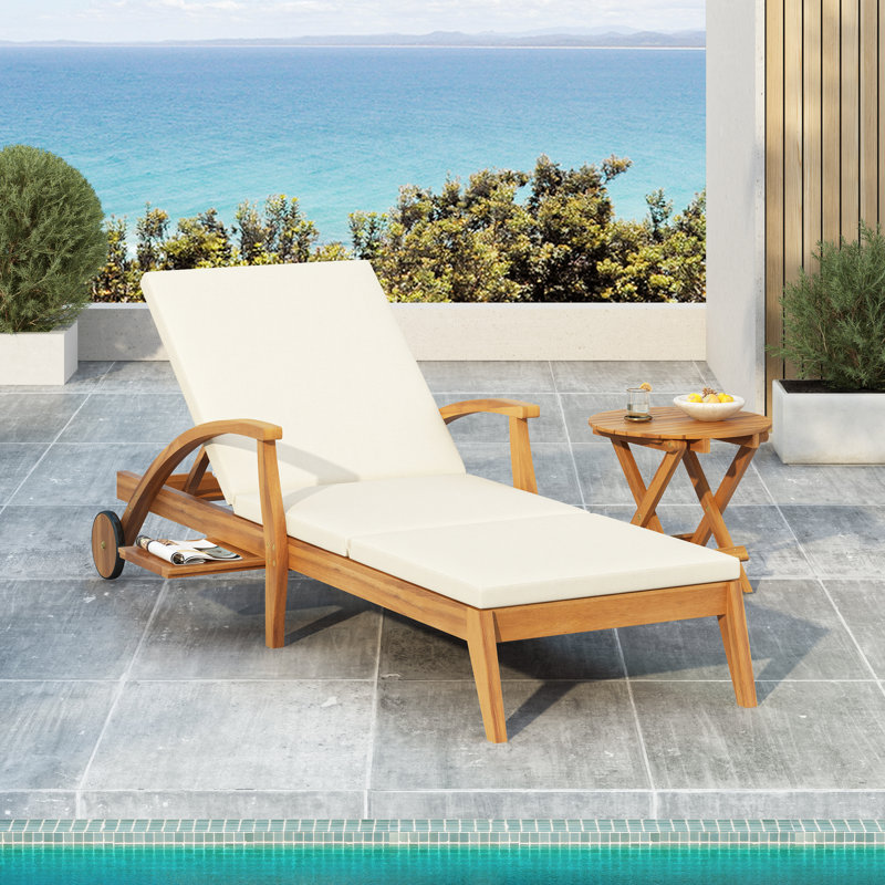 Ensemble de fauteuil inclinable d'extérieur et de table d'appoint, structure en bois et coussins crème, chaise longue ajustable au bord de la piscine, naturel