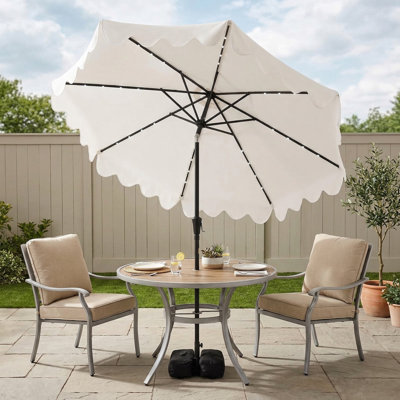 Parasol de terrasse d'extérieur résistant aux rayons UV de 10 pi avec lumières à DEL solaires et base lestée stable pour un abat-jour de terrasse près de la piscine