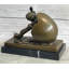 Sculpture en bronze d'une fille sortant d'un œuf «Cholesterol» par Bruno Zach