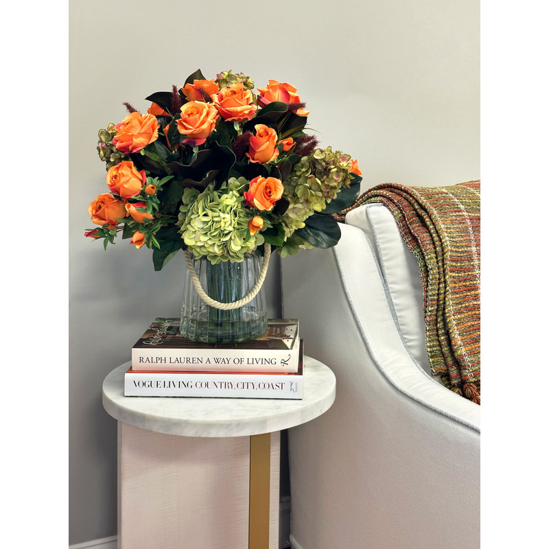 Arrangement floral mélangé dans un vase