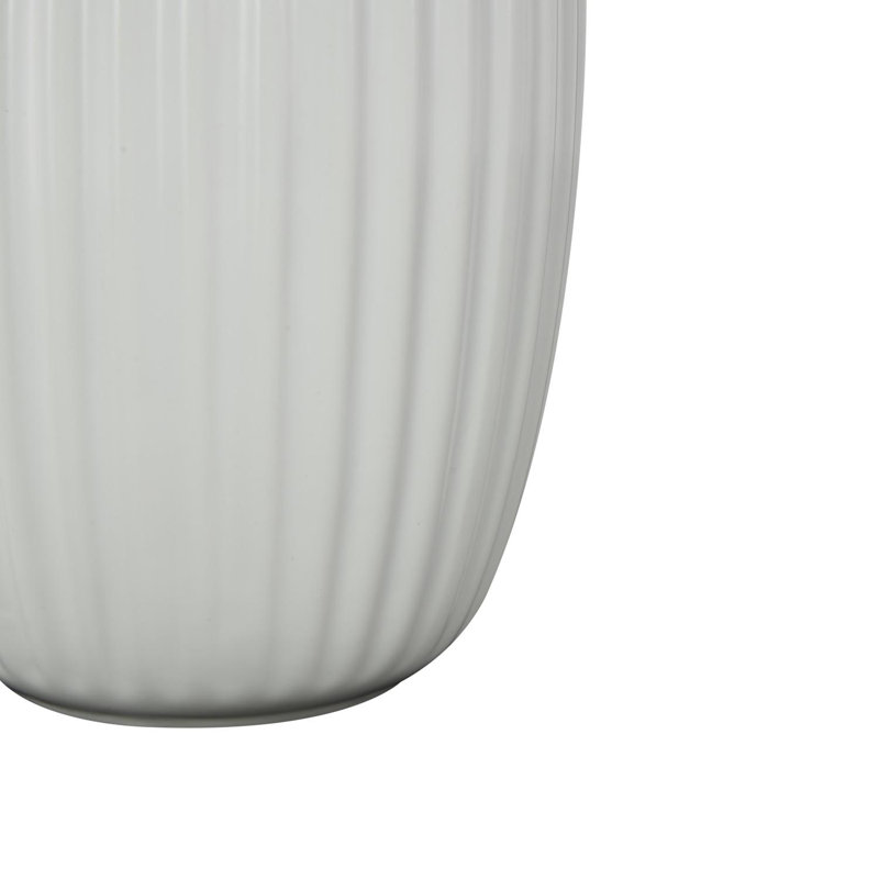 Cole et feuillage naturel en tissu gris avec vignes vertes et vase rond en céramique