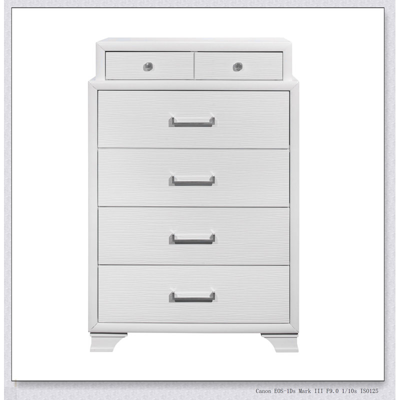 Commode blanche civique avec finition élégante et tiroirs spacieux pour les solutions de rangement de chambre à coucher modernes